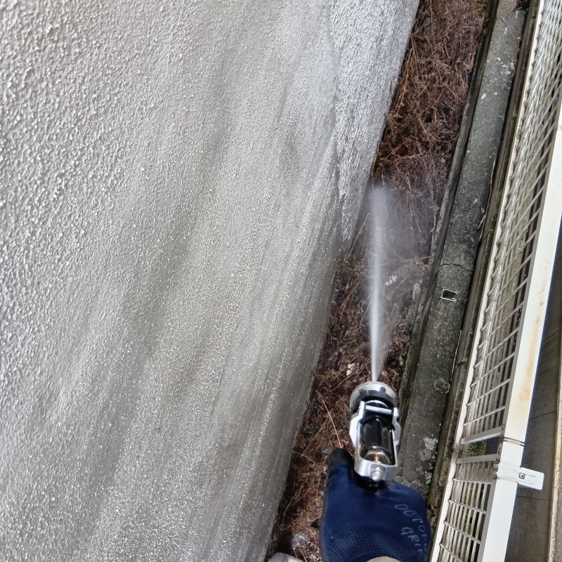 建物外周の土壌にシロアリ駆除剤を散布