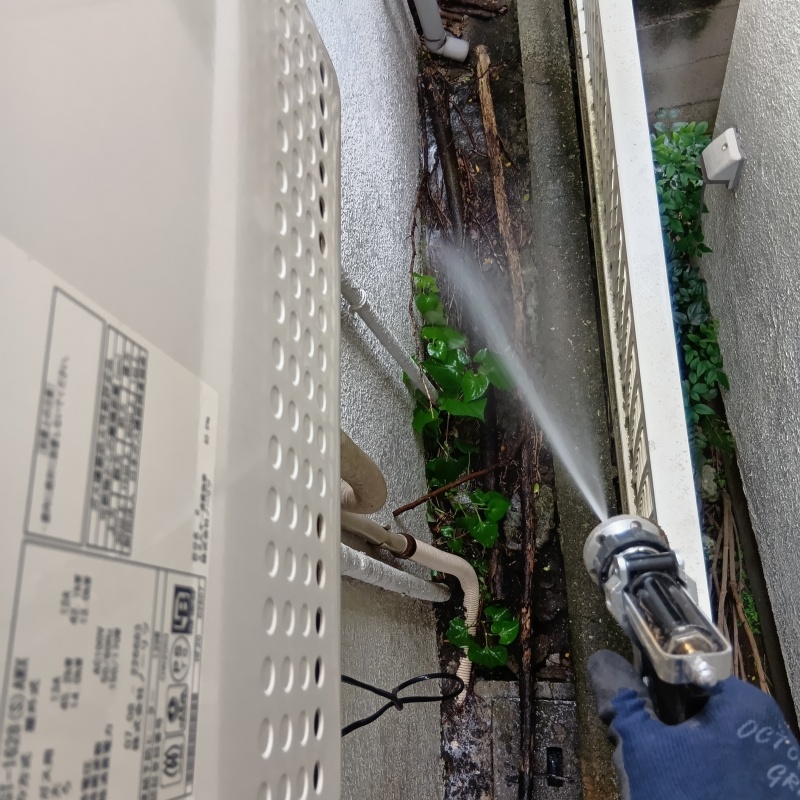 建物外周の土壌にシロアリ駆除剤を散布