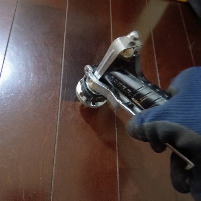 フローリングに穴を開けてシロアリ駆除剤を注入