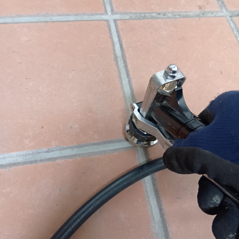 玄関床の目地からシロアリ駆除剤を注入