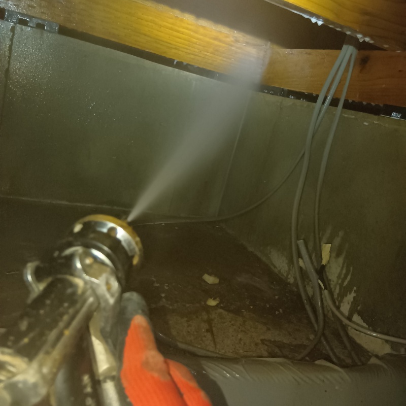 床下木材に防蟻剤を散布