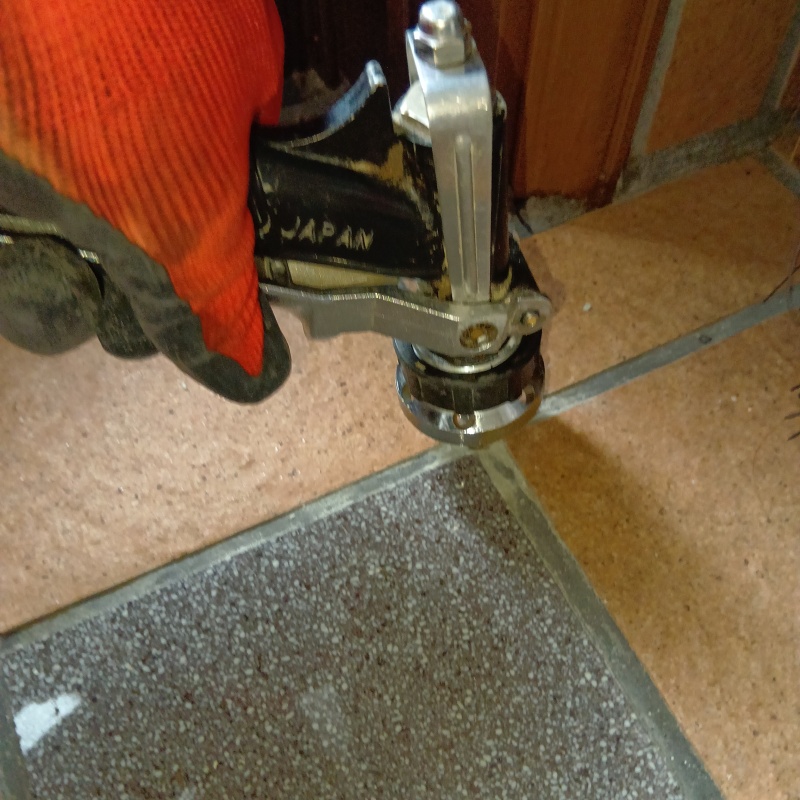 玄関床の目地から防蟻剤を注入