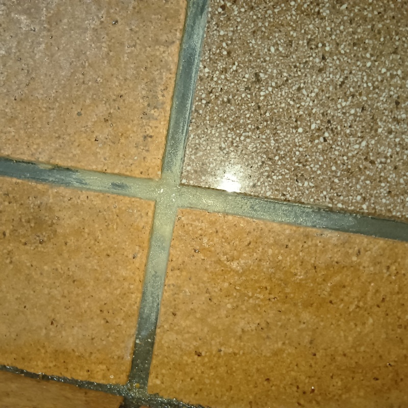 開けた穴を自然な形で補修