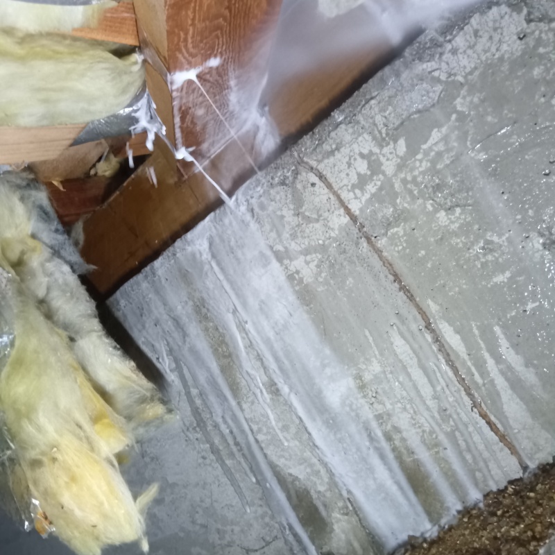 床下木材にシロアリ駆除剤を散布