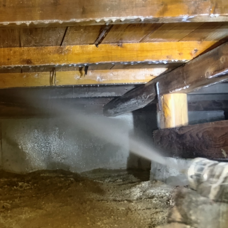 床下の木材にシロアリ駆除剤を散布