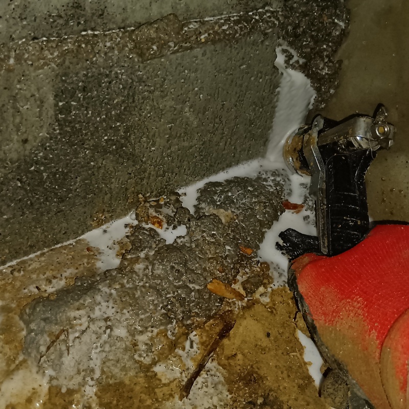 床下の地面にシロアリ駆除剤を散布