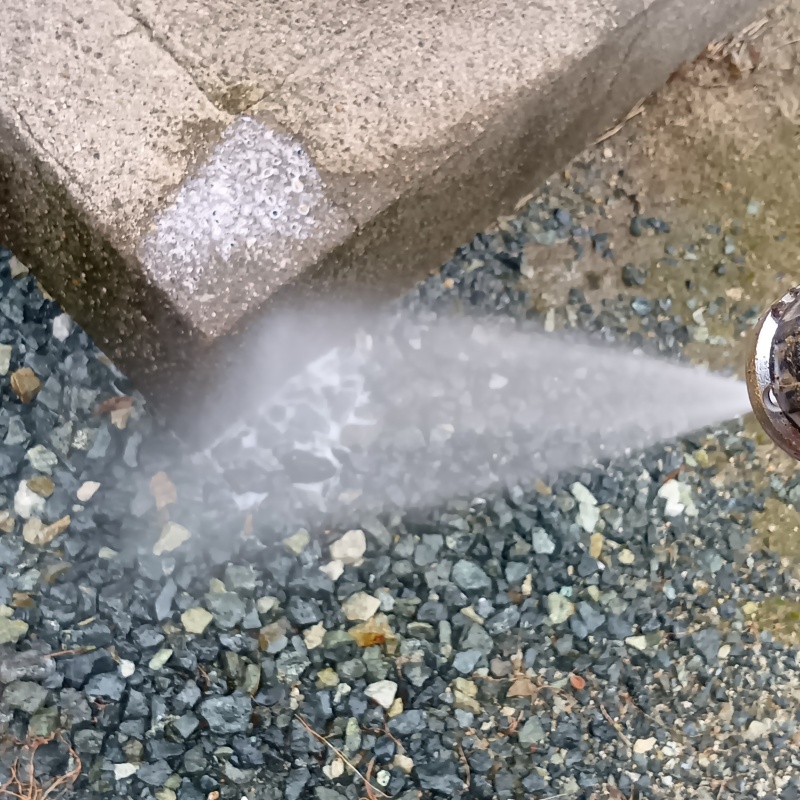 建物の外周にシロアリ駆除剤を散布