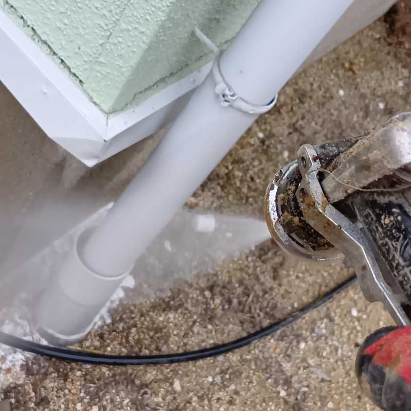 建物の外周にシロアリ駆除剤を散布