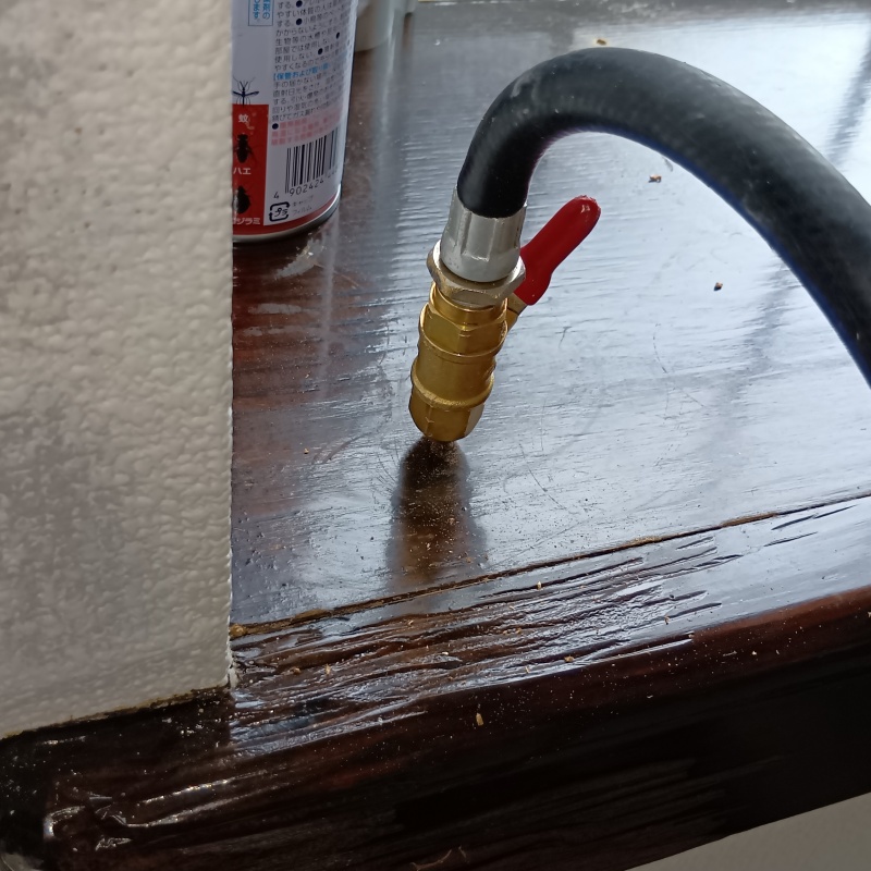 床にシロアリ駆除剤を注入