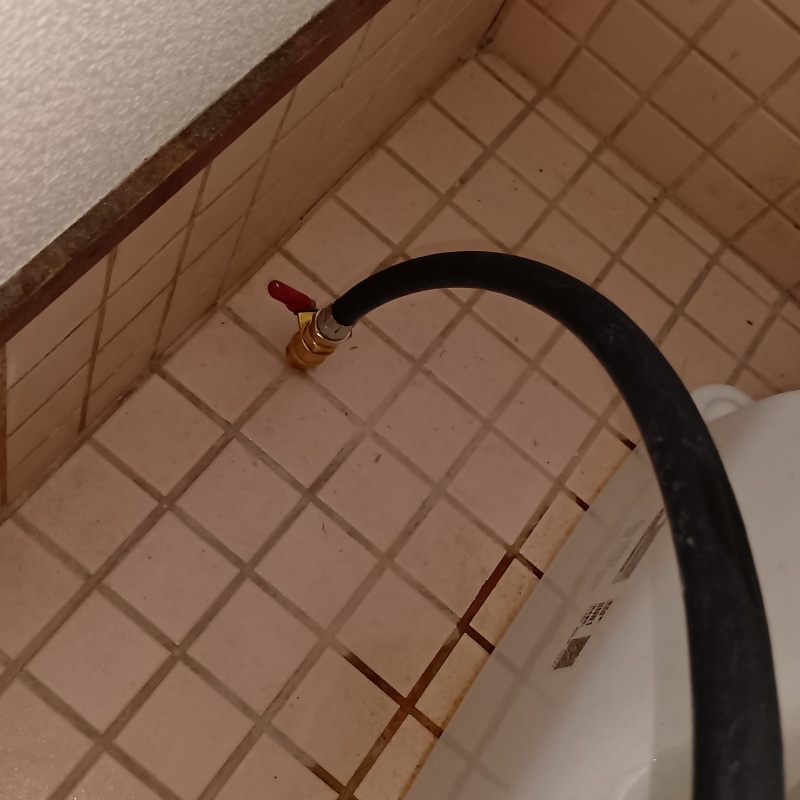 床にシロアリ駆除剤を注入