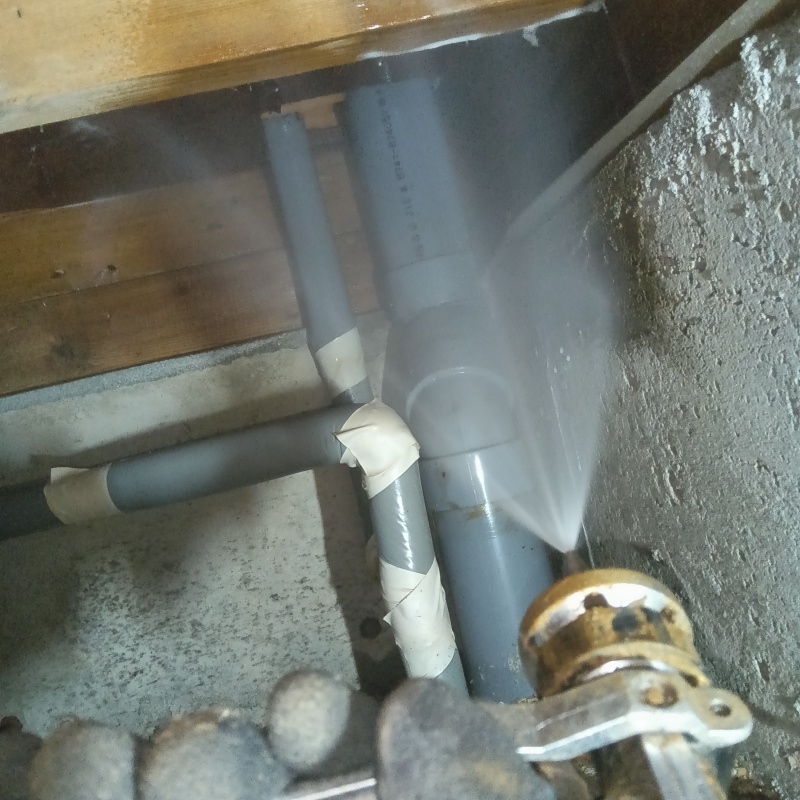 床下の木材に防蟻剤を散布