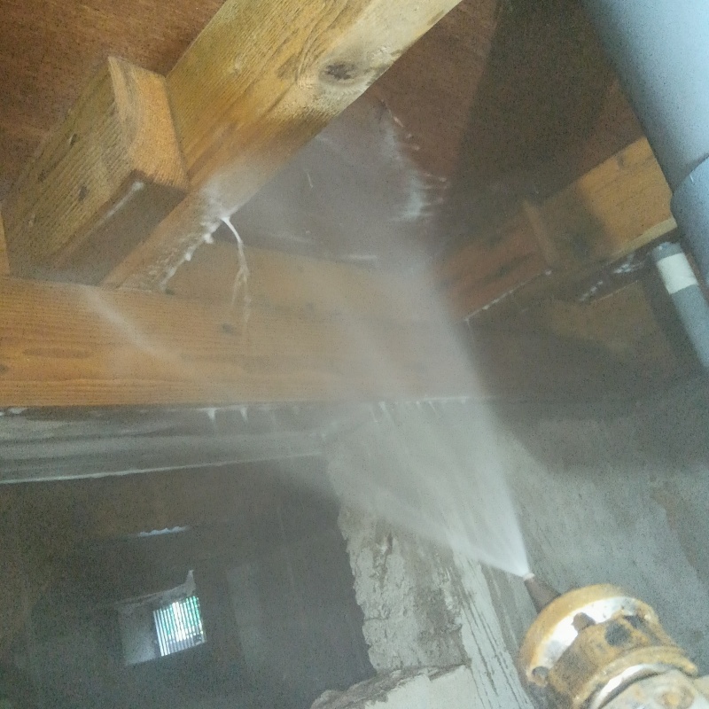 床下の木材に防蟻剤を散布