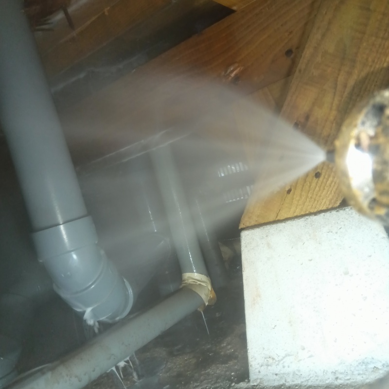 床下の配管まわりに防蟻剤を散布