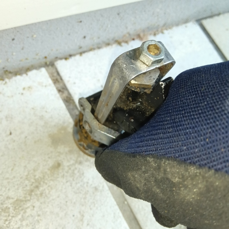 床に防蟻剤を注入