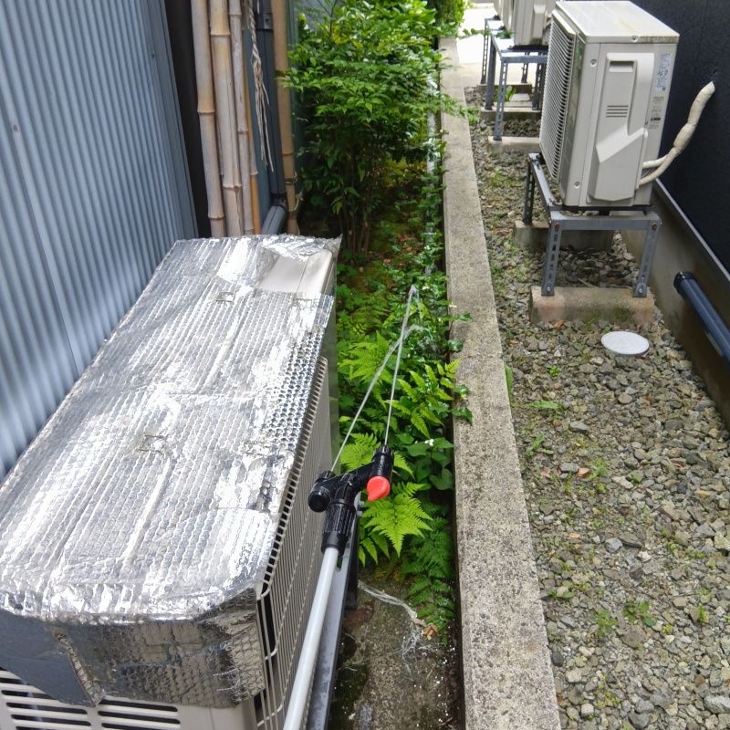 屋外の地面にシロアリ駆除剤を散布