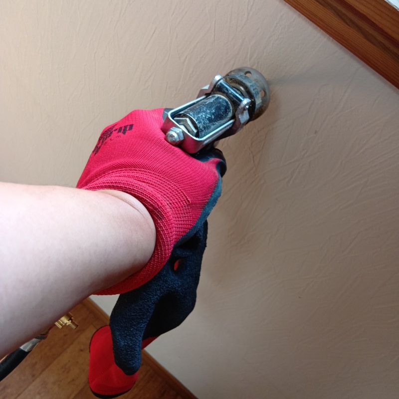 壁にシロアリ駆除剤を注入