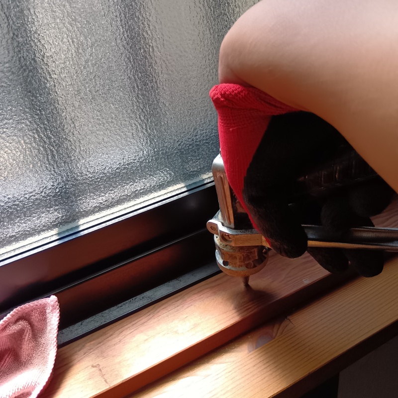 窓の木部にシロアリ駆除剤を注入