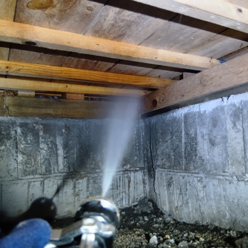 床下の木材にシロアリ駆除剤を散布