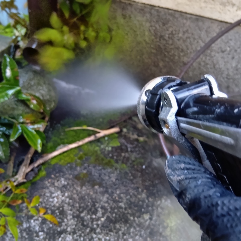 屋外の地面にシロアリ駆除剤を散布