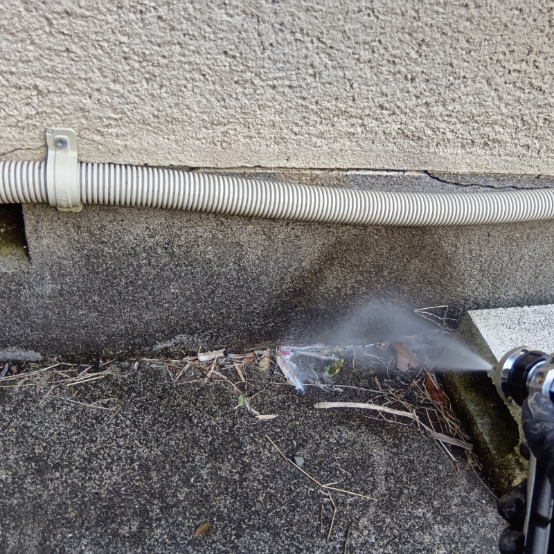 屋外の地面にシロアリ駆除剤を散布