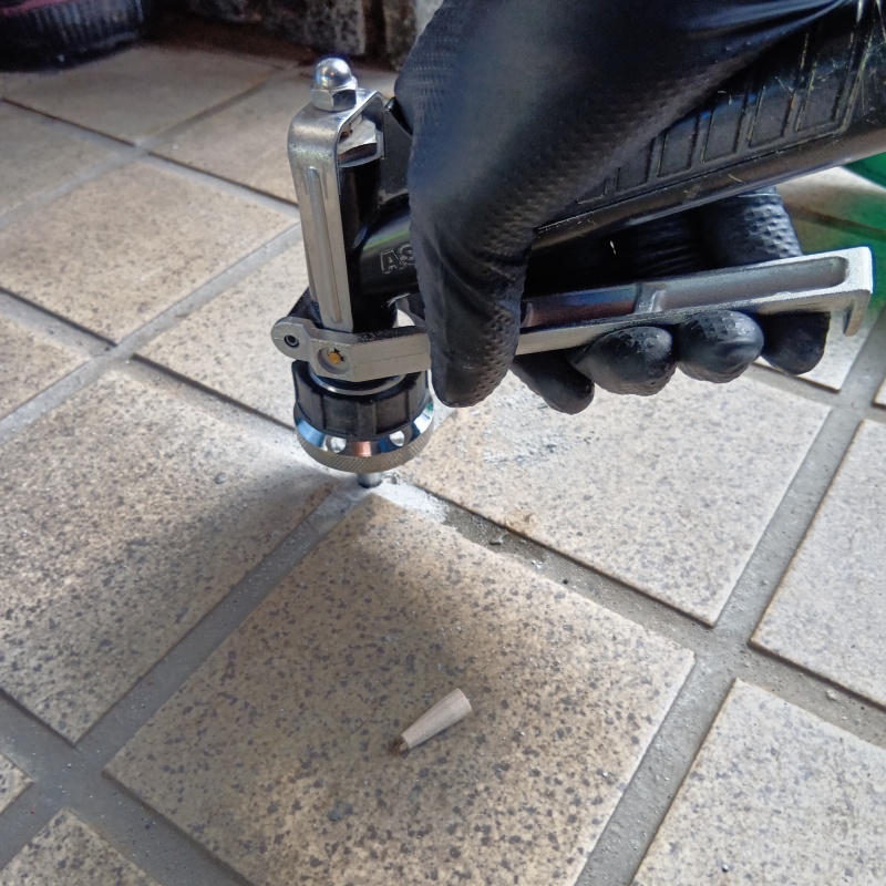 床にシロアリ駆除剤を注入