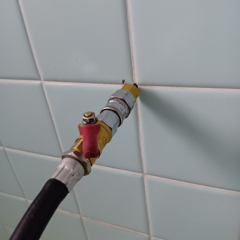 壁にシロアリ駆除剤を注入