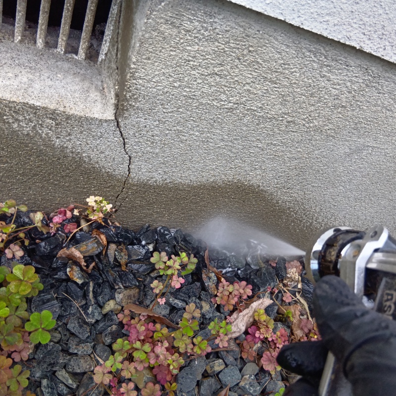 建物の外周にシロアリ駆除剤を散布