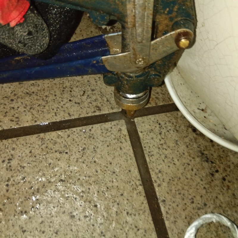床にシロアリ駆除剤を注入