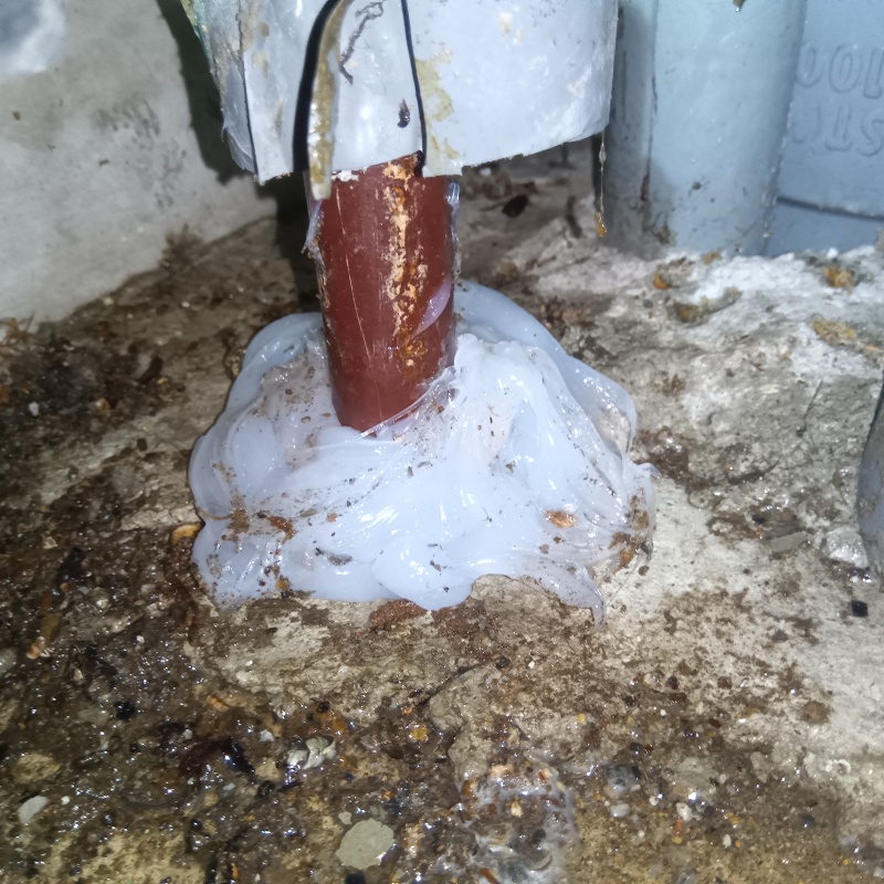 配管と地面のすき間を封鎖