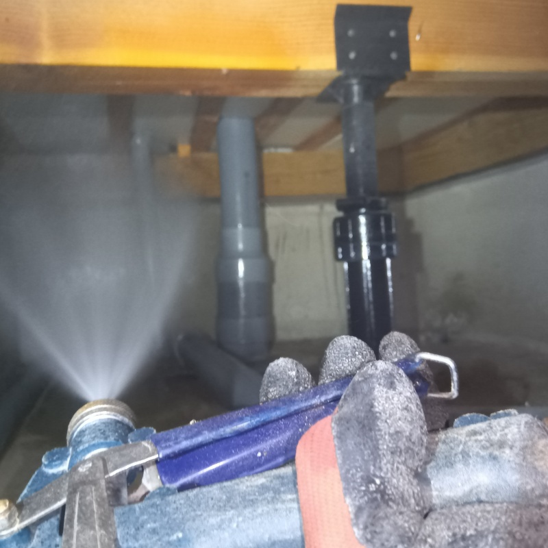 床下の木材にシロアリ駆除剤を散布