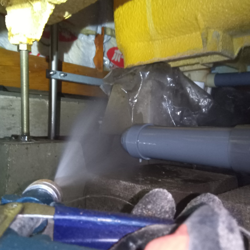 床下の木材にシロアリ駆除剤を散布