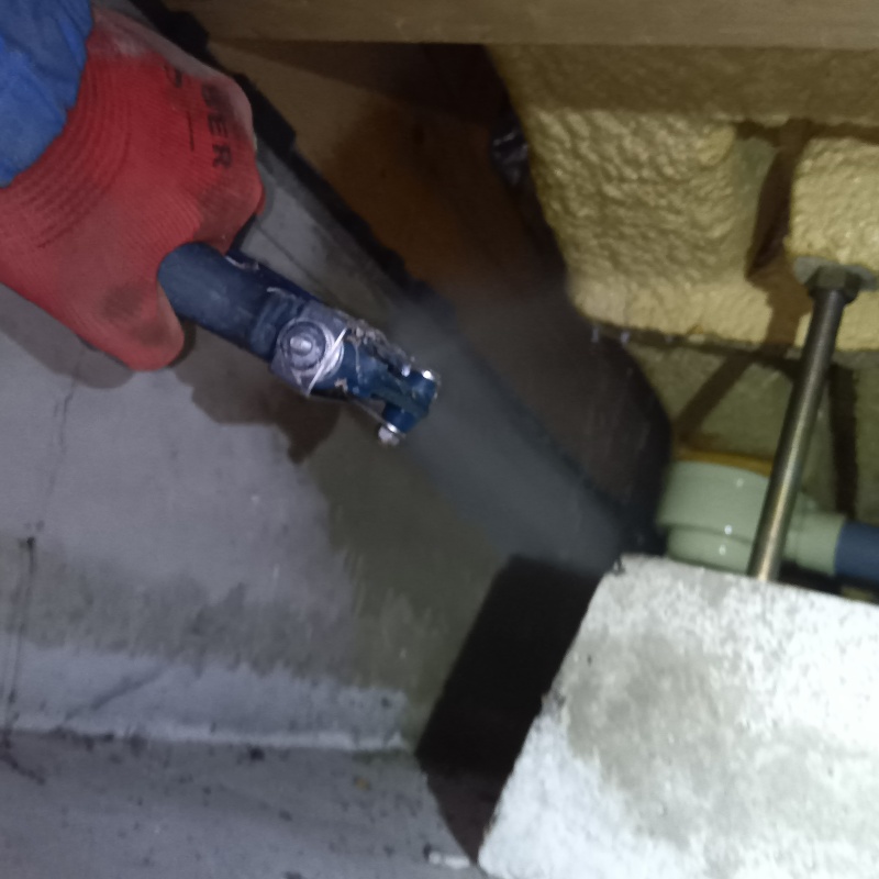 床下の地面にシロアリ駆除剤を散布