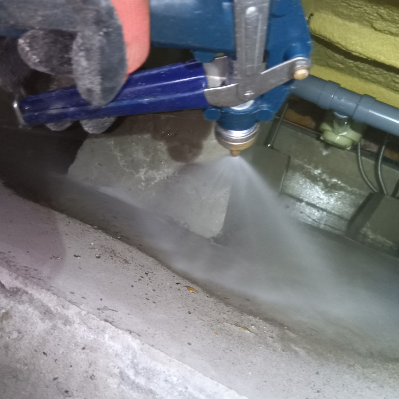 床下の地面にシロアリ駆除剤を散布