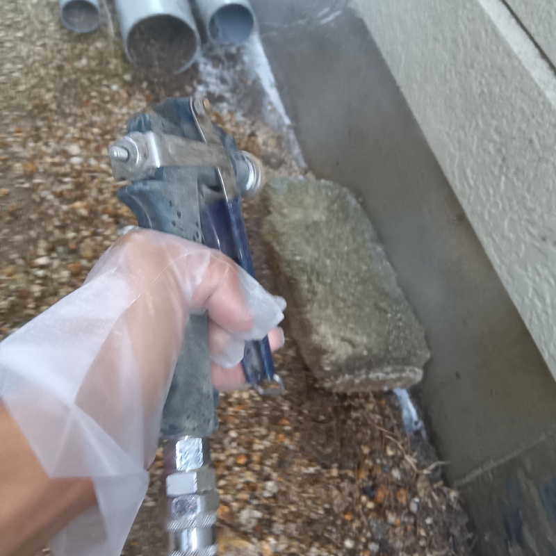 建物の外周にシロアリ駆除剤を散布