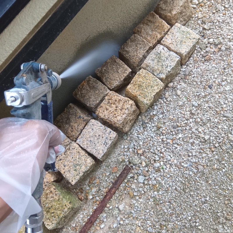 建物の外周にシロアリ駆除剤を散布