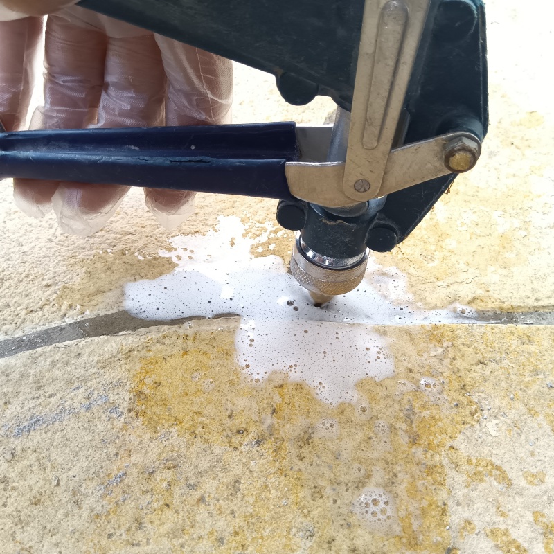 床にシロアリ駆除剤を注入