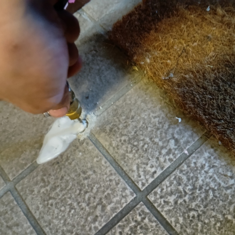 床にシロアリ駆除剤を注入