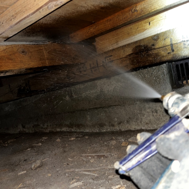 床下の木材にシロアリ駆除剤を散布