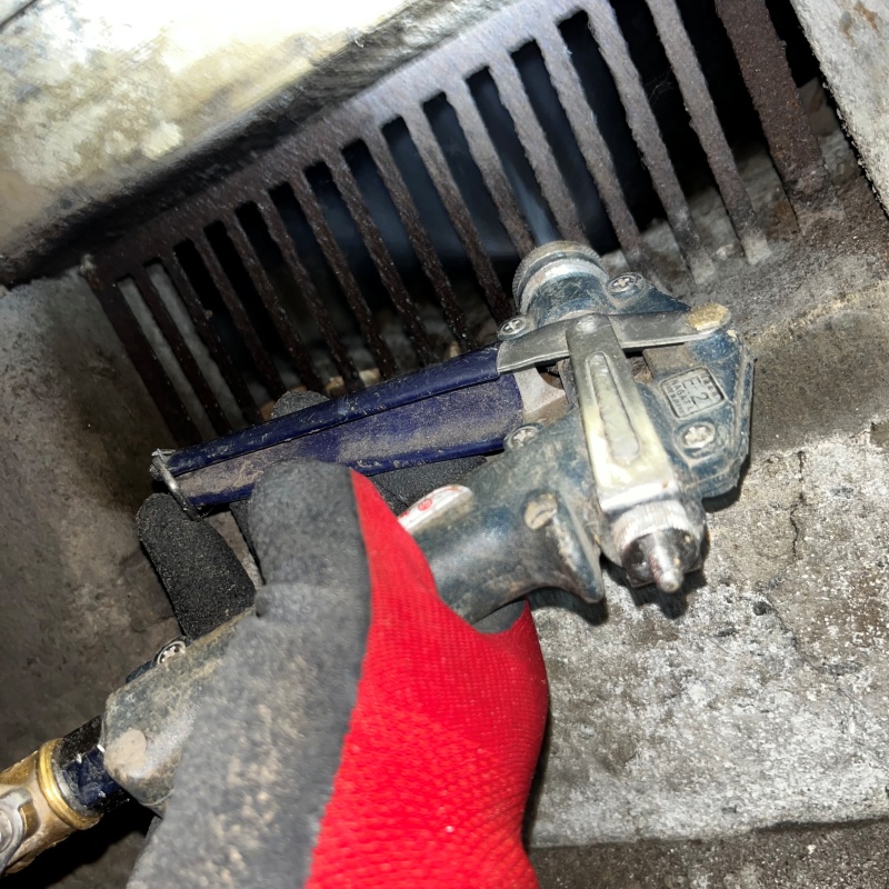 床下換気口からシロアリ駆除剤を散布