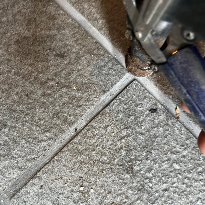 床にシロアリ駆除剤を注入