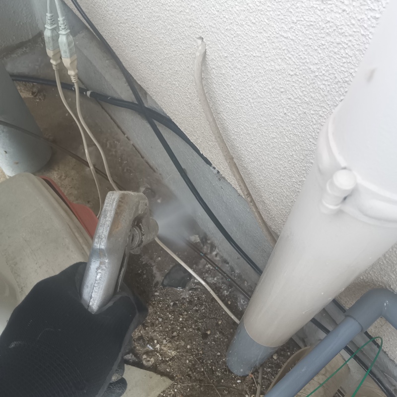 建物の外周にシロアリ駆除剤を散布