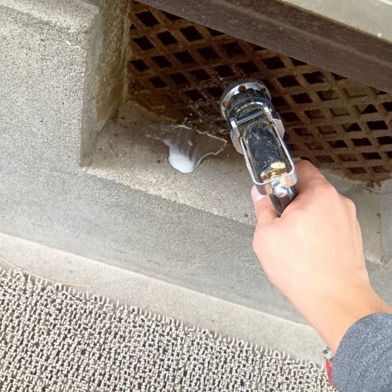 床下換気口からシロアリ駆除剤を散布
