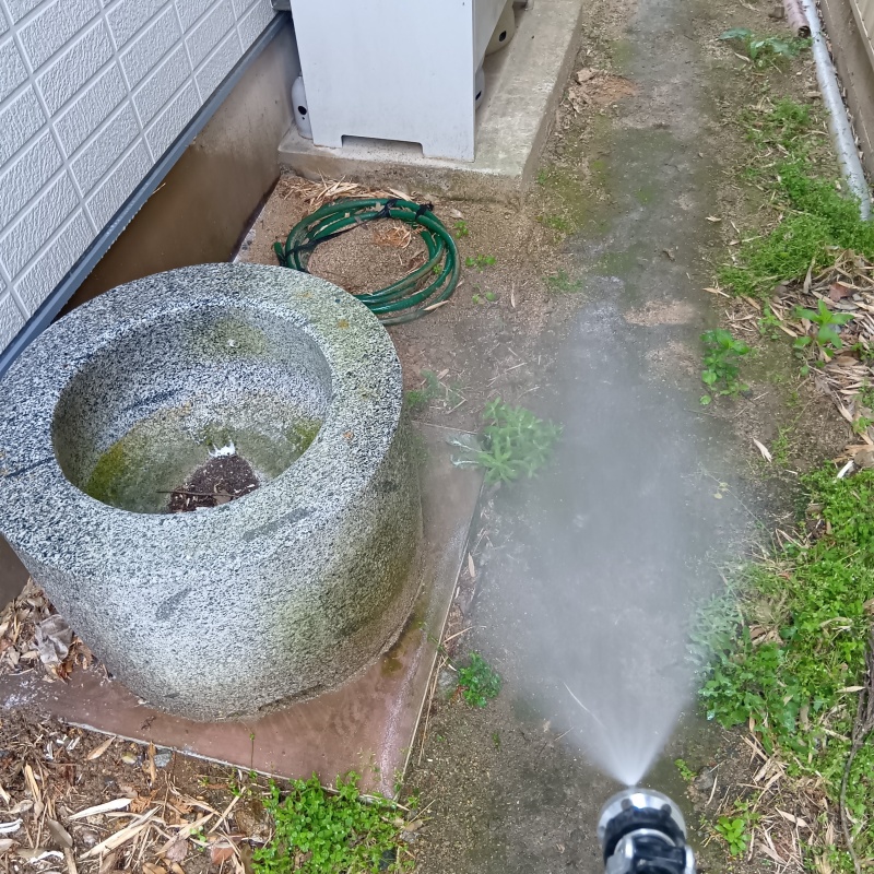 敷地内の地面にシロアリ駆除剤を散布