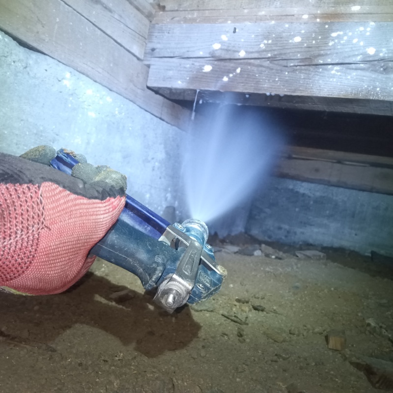 床下の木部にシロアリ駆除剤を散布