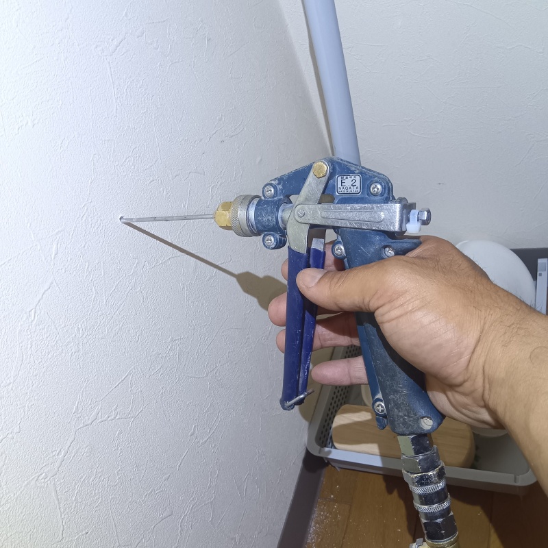 壁内部にシロアリ駆除剤を注入