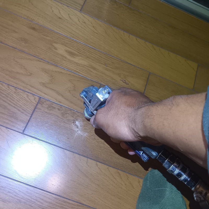フローリングにシロアリ駆除剤を注入