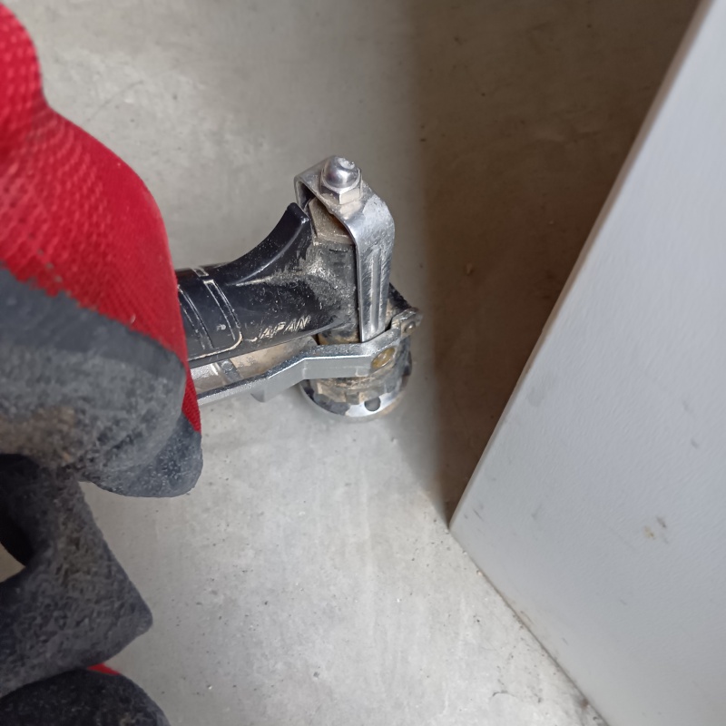 コンクリートに穴を開けてシロアリ駆除剤を注入