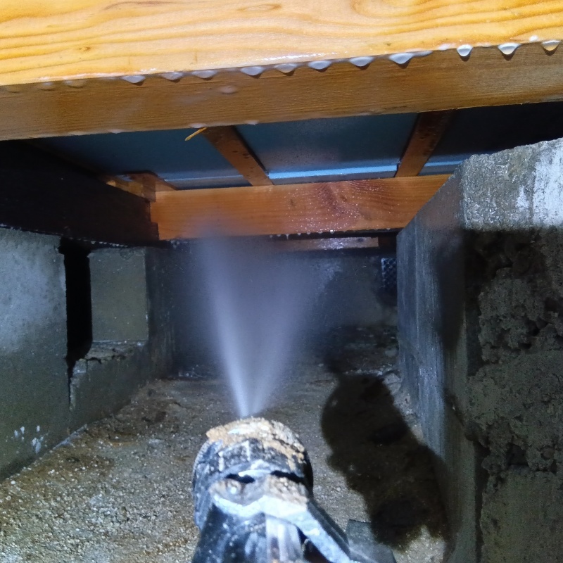 床下の木部に防蟻剤を散布