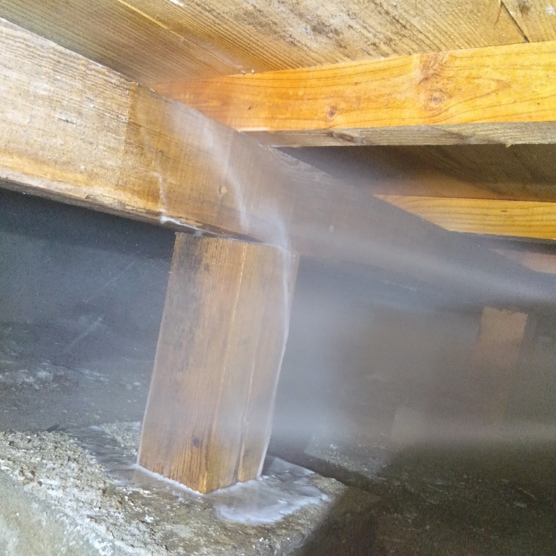 床下の木部に防蟻剤を散布