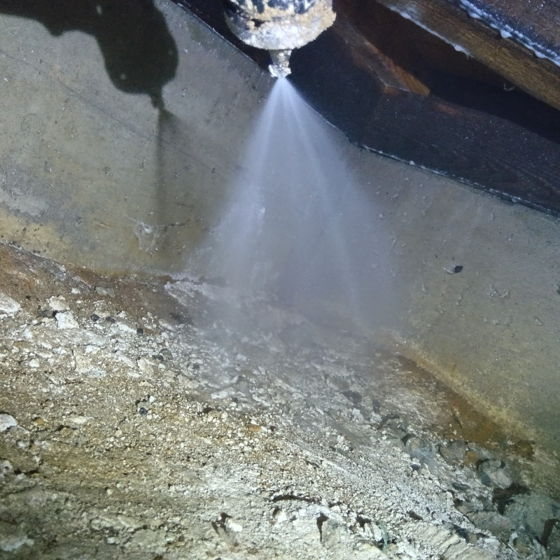 床下の土壌に防蟻剤を散布